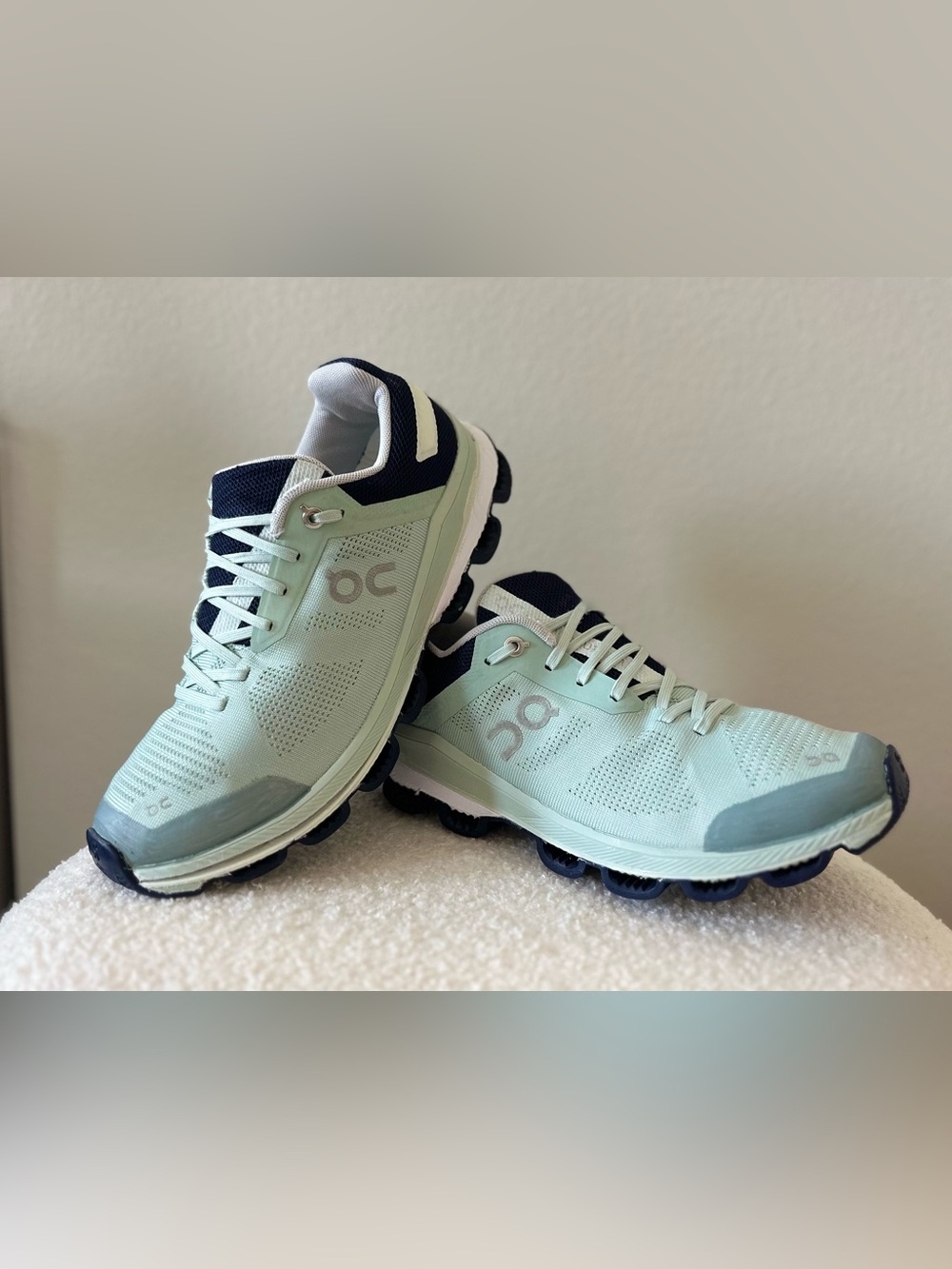 Women’s On Cloudsurfer 6 running shoe in the "Fennel / Ink" size 8.5
